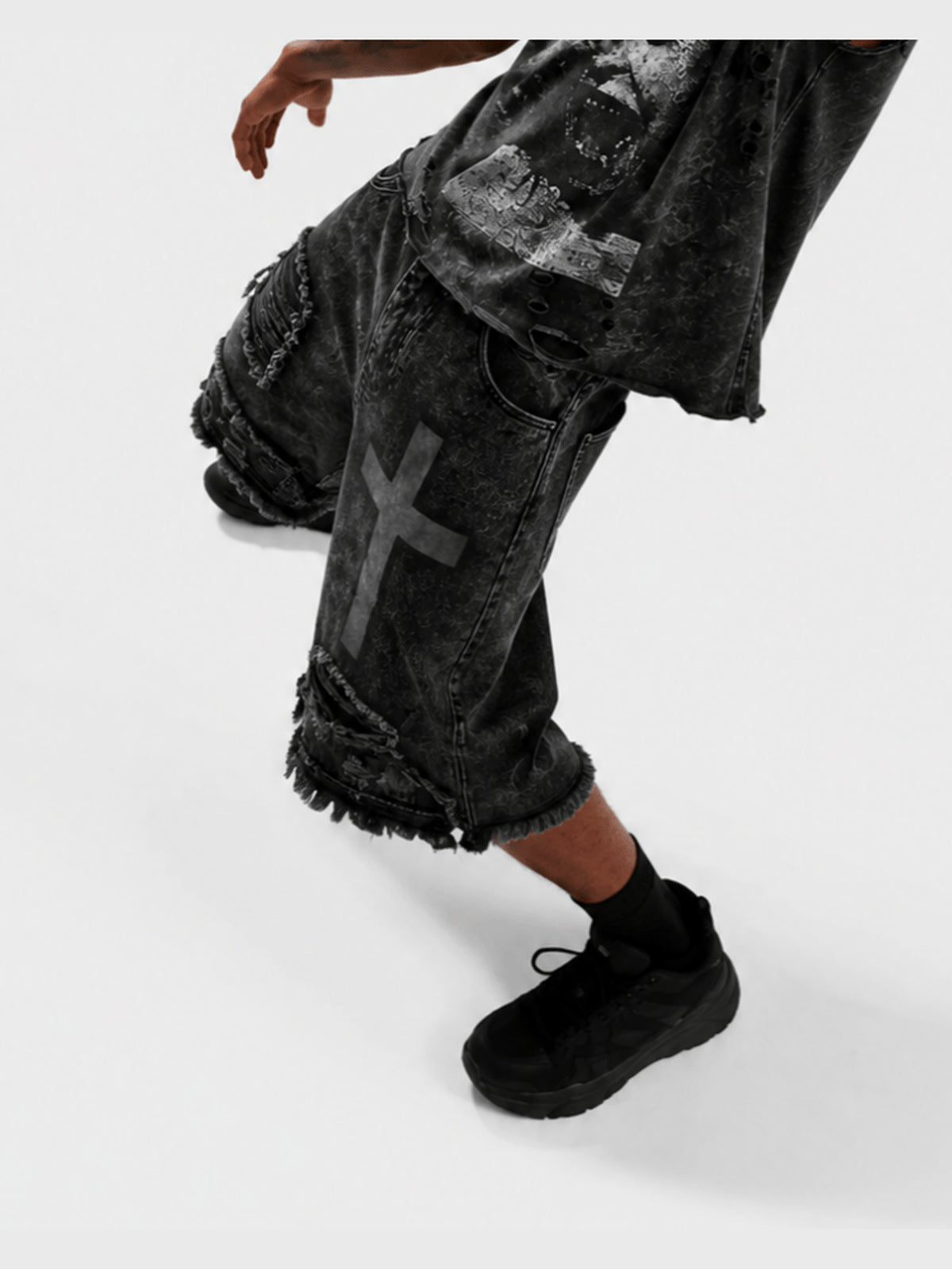 Washed Black Jorts im Used-Look mit Kreuz-Print – am Model, Nahaufnahme Bein | XoKool