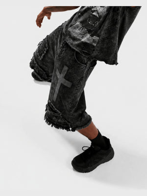 Washed Black Jorts im Used-Look mit Kreuz-Print – am Model, Nahaufnahme Bein | XoKool