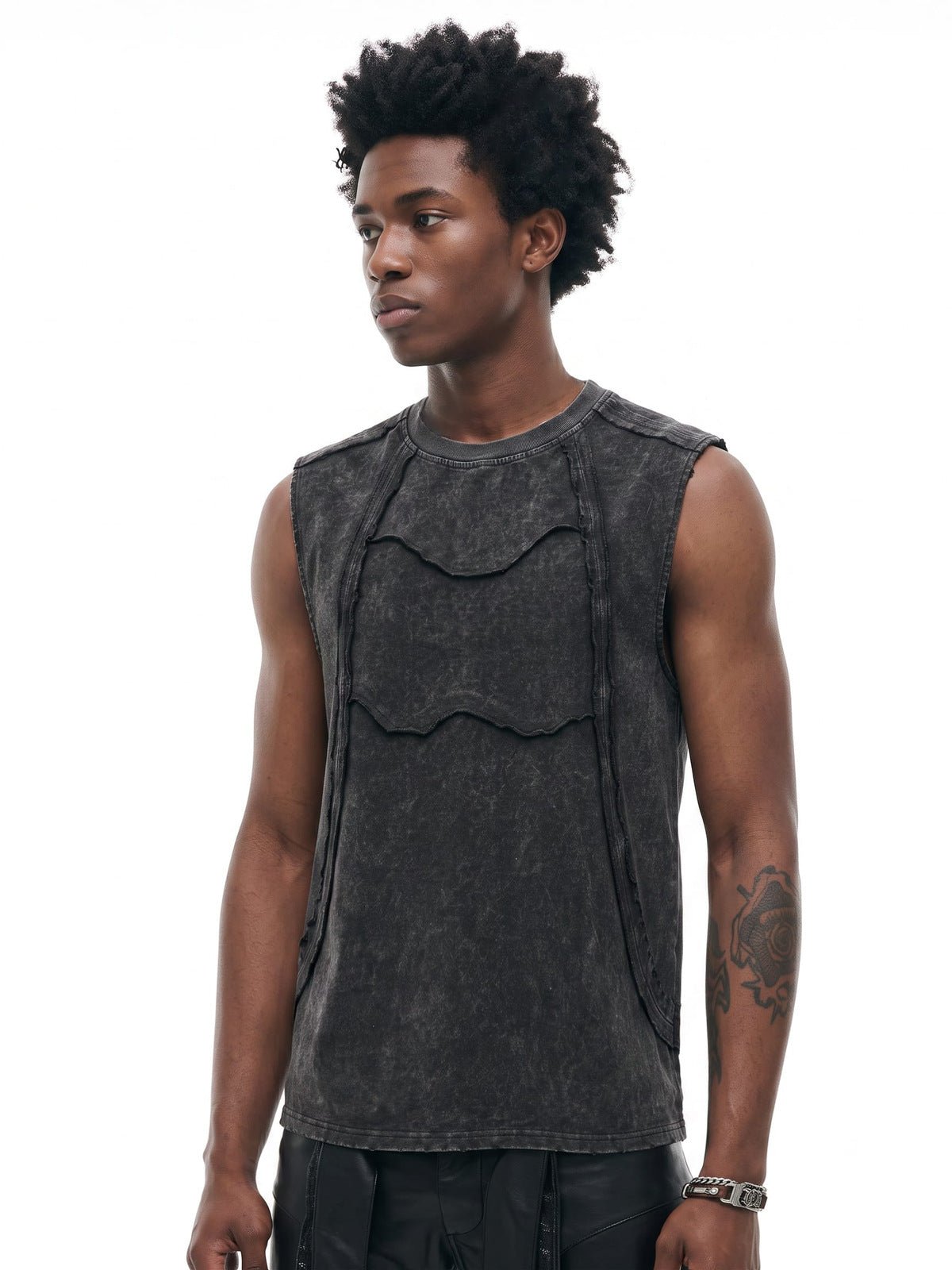 Washed Tanktop – am Model, seitlich von vorne | XoKool
