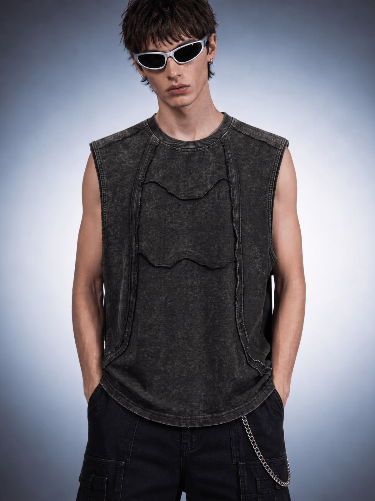 Ärmelloses Shirt in Washed Black mit offenen Nähten – am Model, vorne | XoKool