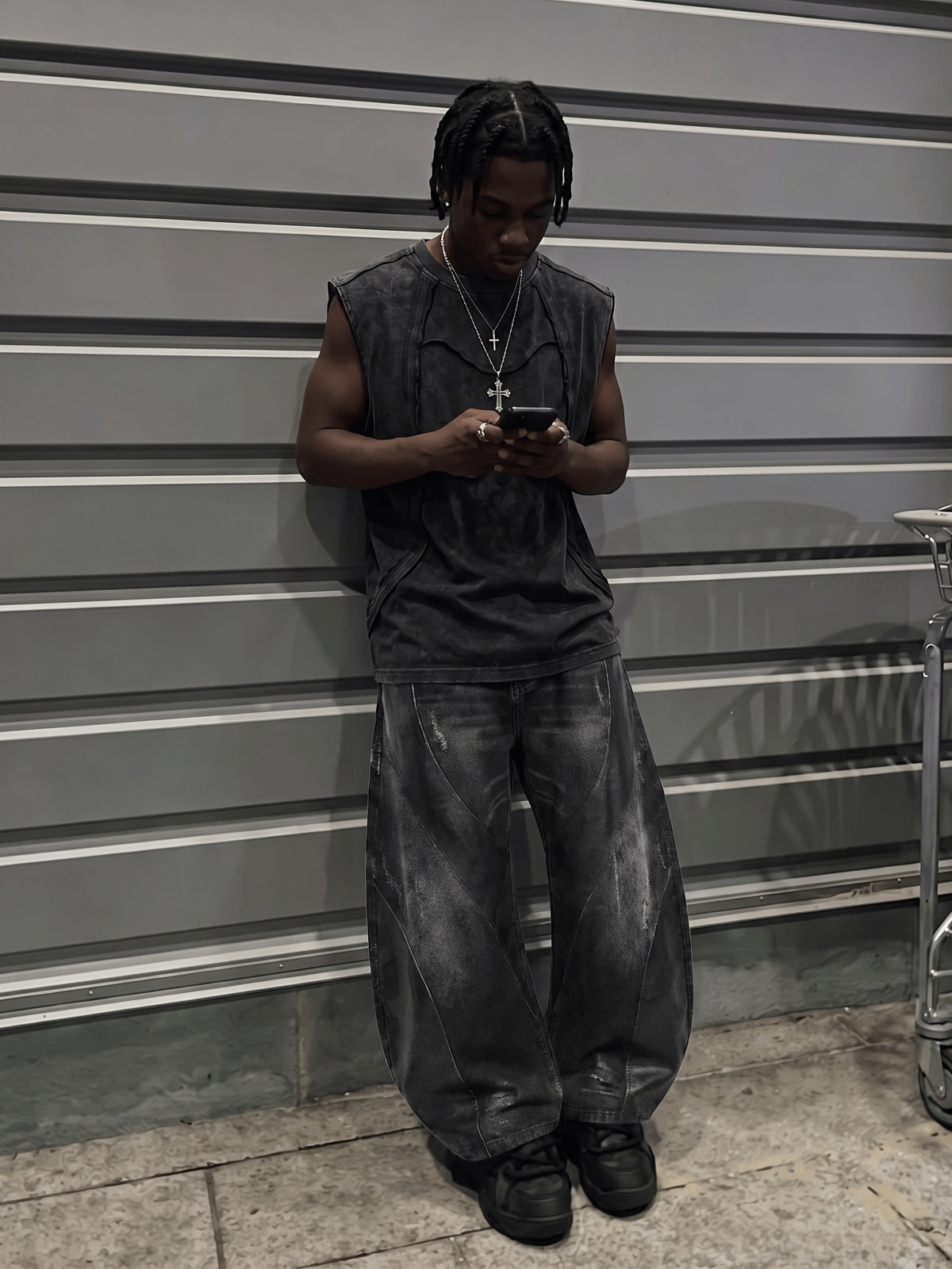 Washed Tanktop – Streetfoto, an die Wand gelehnt | XoKool