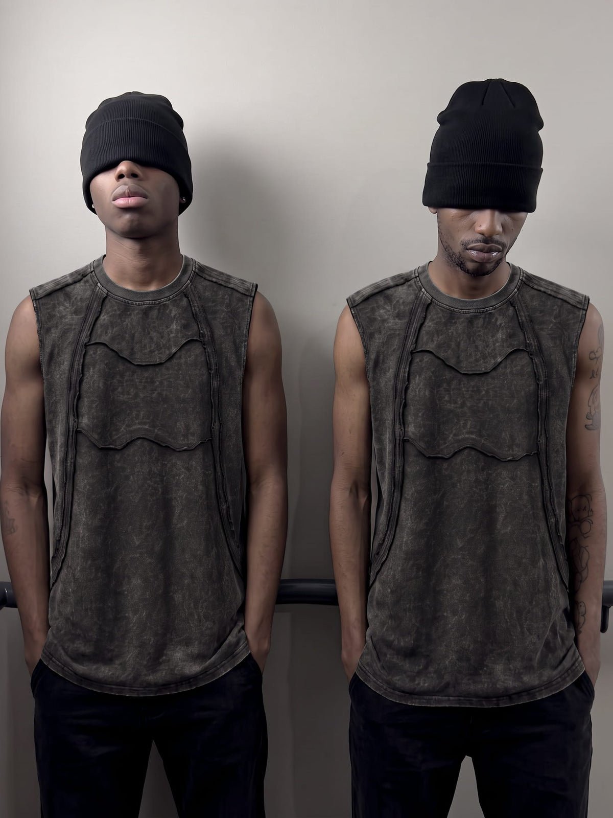 Ärmelloses Shirt in Washed Black mit offenen Nähten – zwei Models, vorne | XoKool