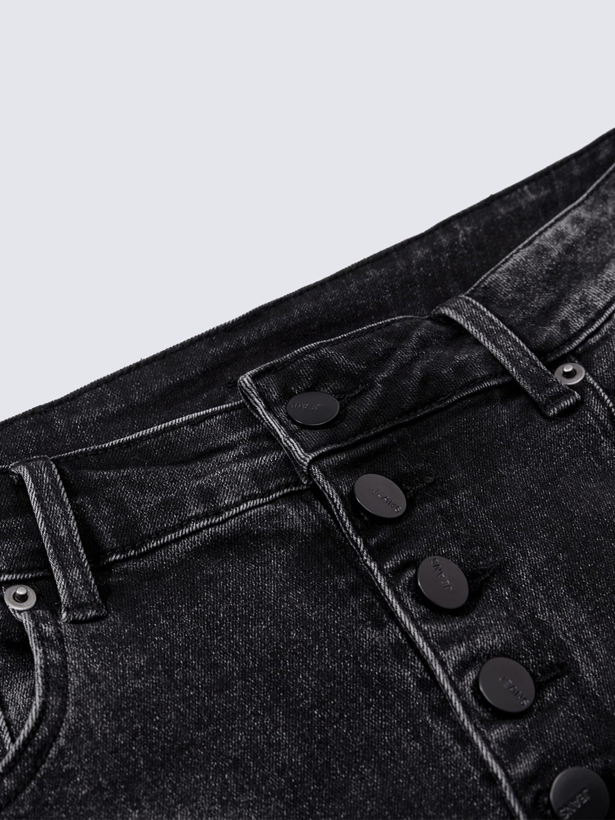 Washed Black Flared Jeans im Stacked-Look mit Knopfleiste – Nahaufnahme Knopfleiste | XoKool