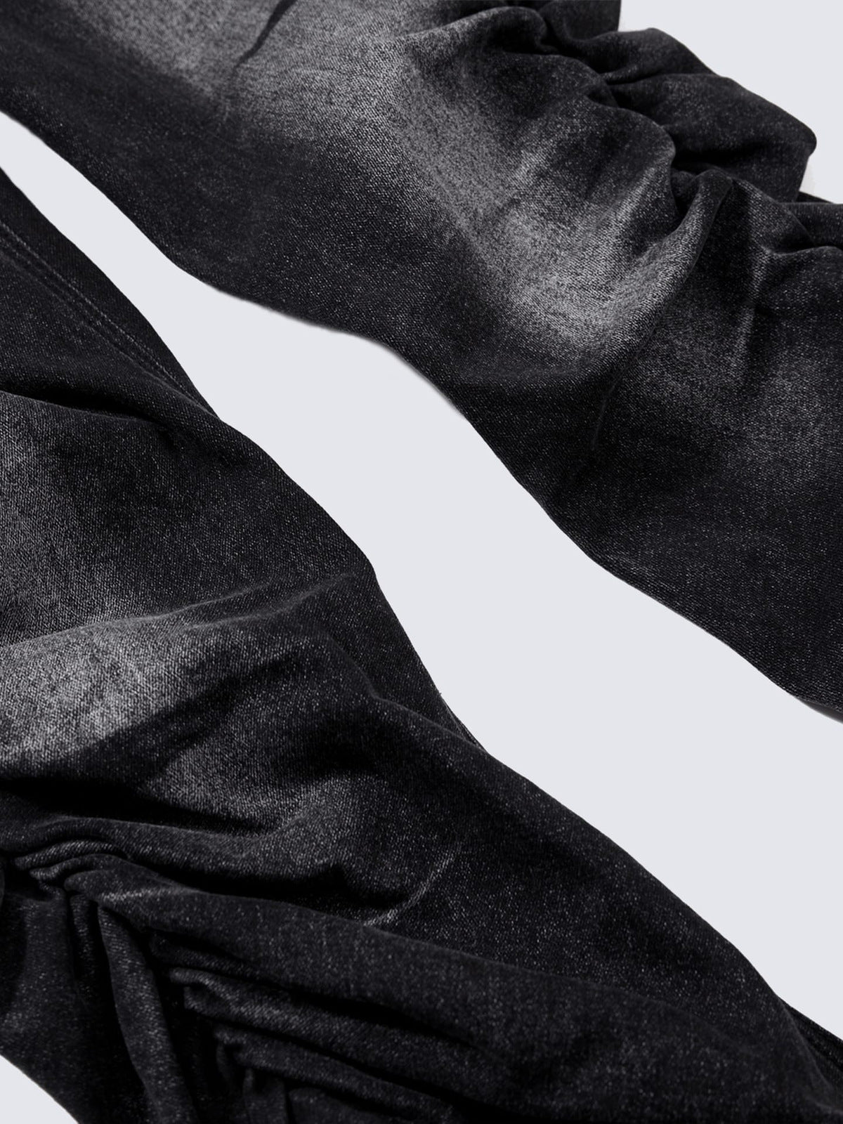 Schwarze Stacked Flared Jeans – Nahaufnahme gestauchtes Bein | XoKool