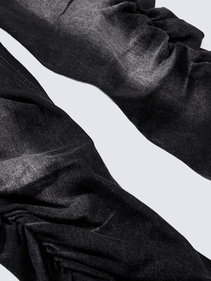 Schwarze Stacked Flared Jeans – Nahaufnahme gestauchtes Bein | XoKool