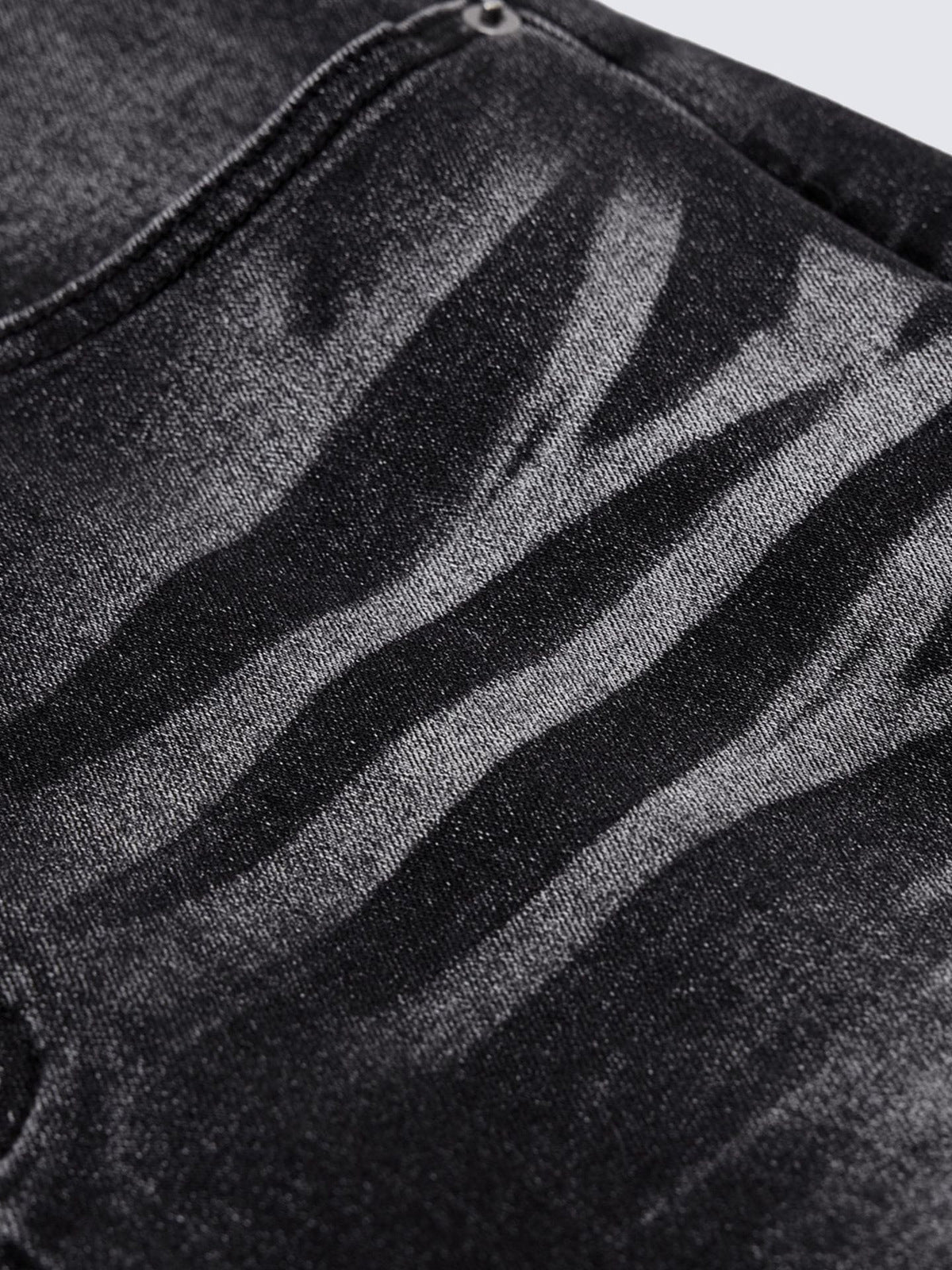 Washed Black Flared Jeans im Stacked-Look mit Knopfleiste – Nahaufnahme Used-Effekte | XoKool