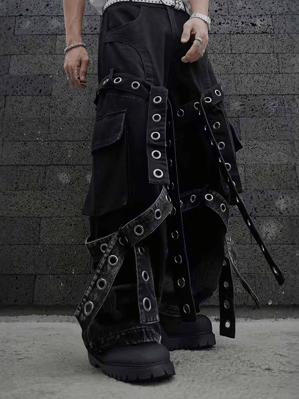 Pantalones cargo de pierna ancha con correas en negro lavado – en modelo, frente | XoKool