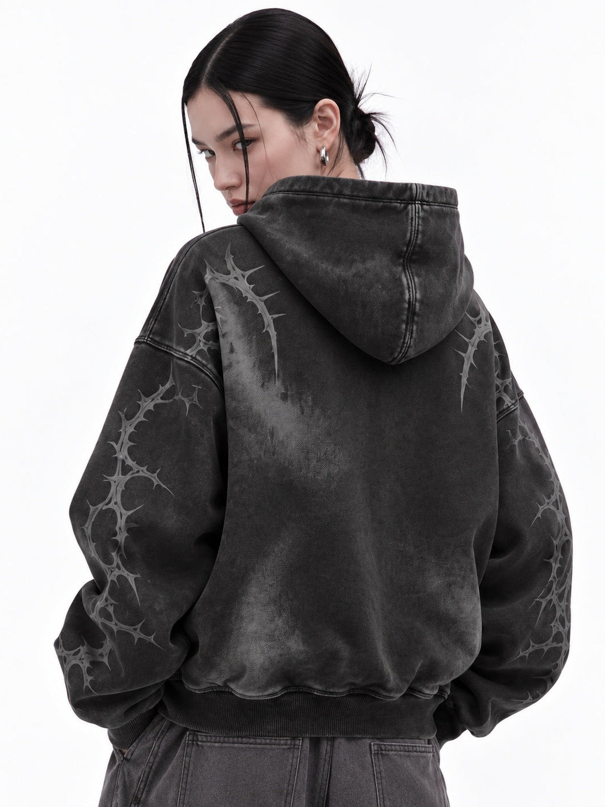 Washed Black Oversized Hoodie mit Dornen-Print – am Model, Rückseite | XoKool