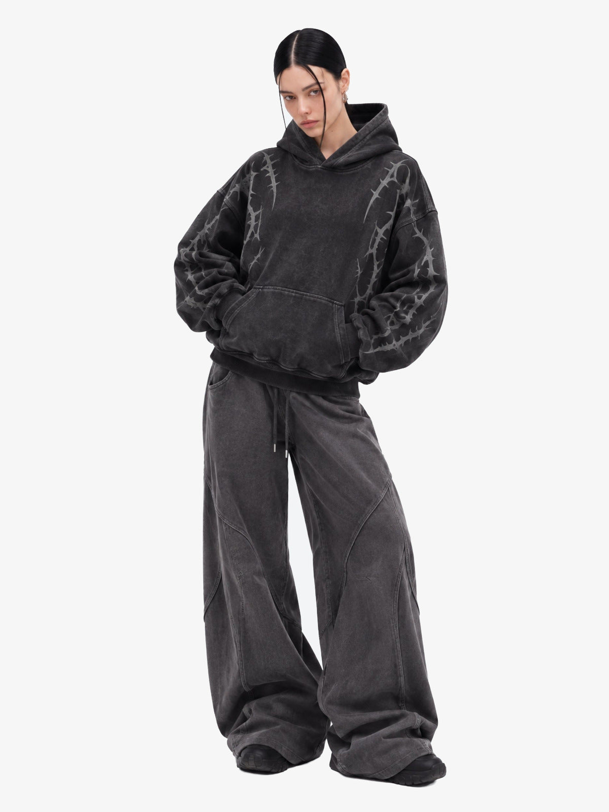 Dornen-Hoodie – am Model, Ganzkörperansicht | XoKool