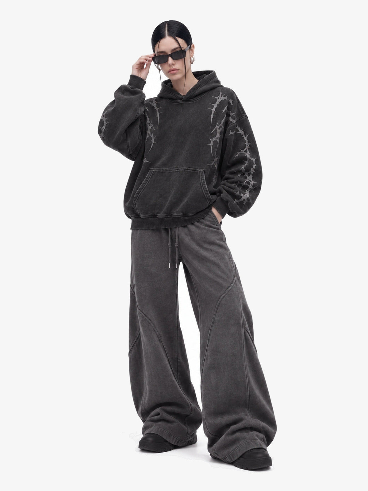 Dornen-Hoodie – am Model, Ganzkörperansicht | XoKool