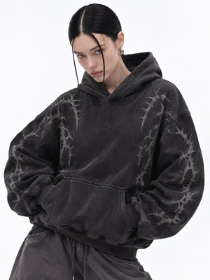 Washed Black Oversized Hoodie mit Dornen-Print – am Model (Frau), Vorderseite | XoKool