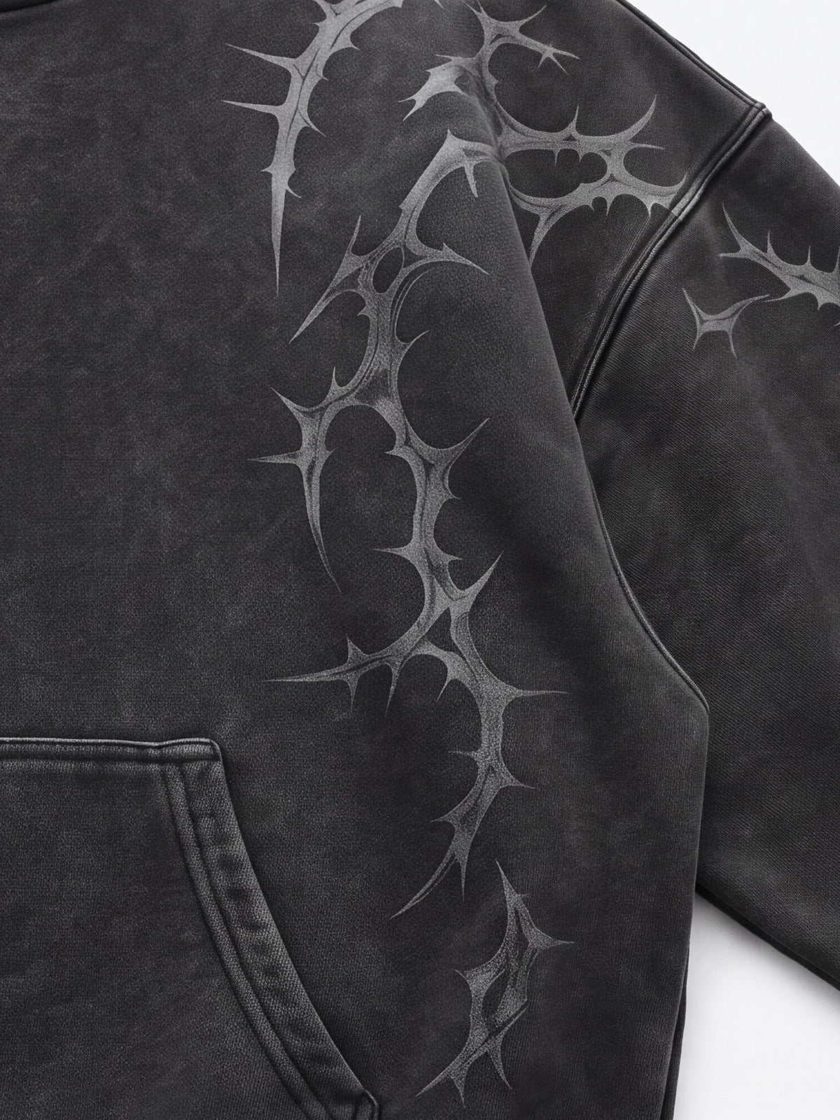Dornen-Hoodie – Nahaufnahme des Dornen-Prints an der Schulter | XoKool
