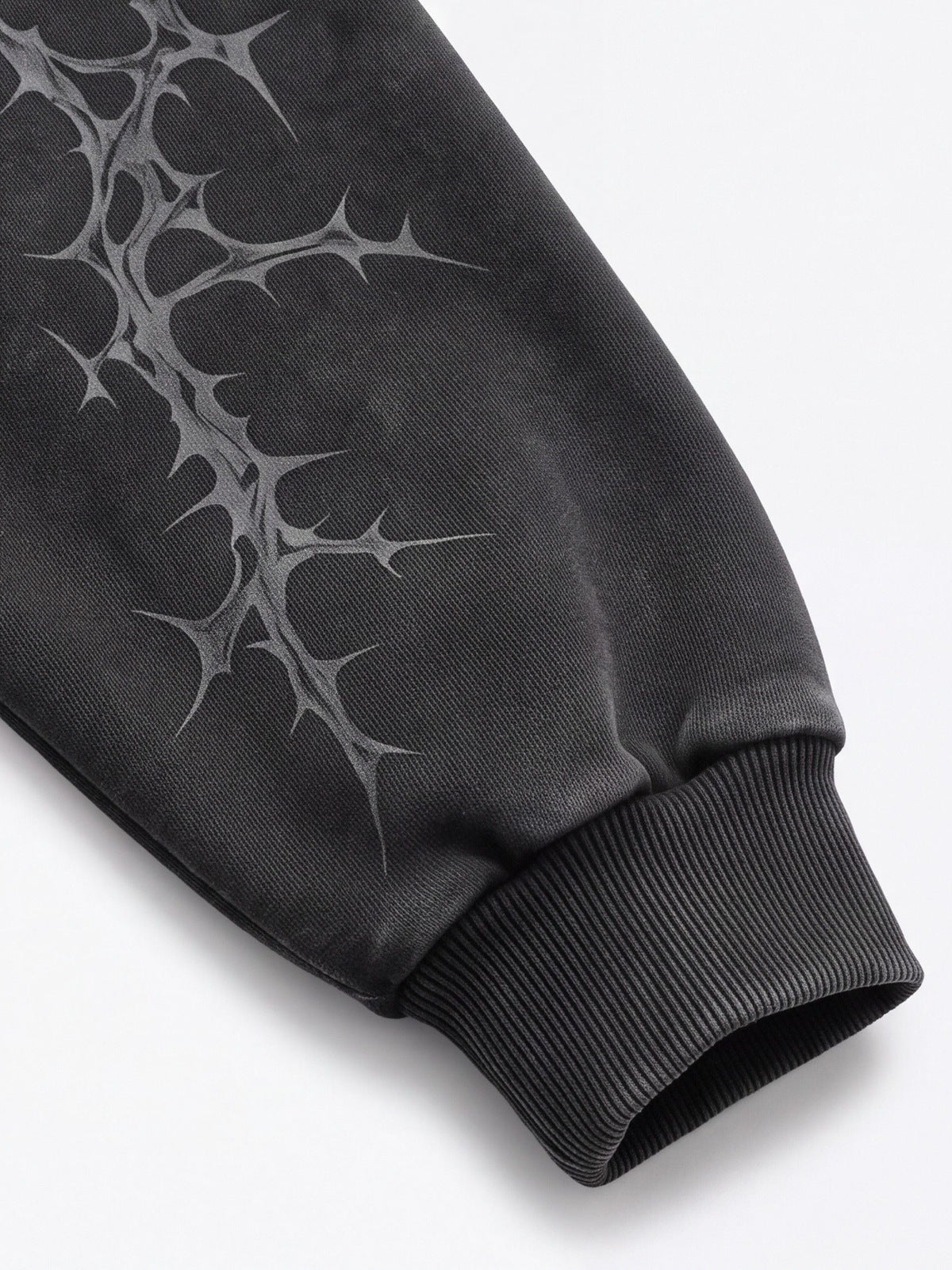 Dornen-Hoodie – Nahaufnahme von Ärmel-Print und Bündchen | XoKool