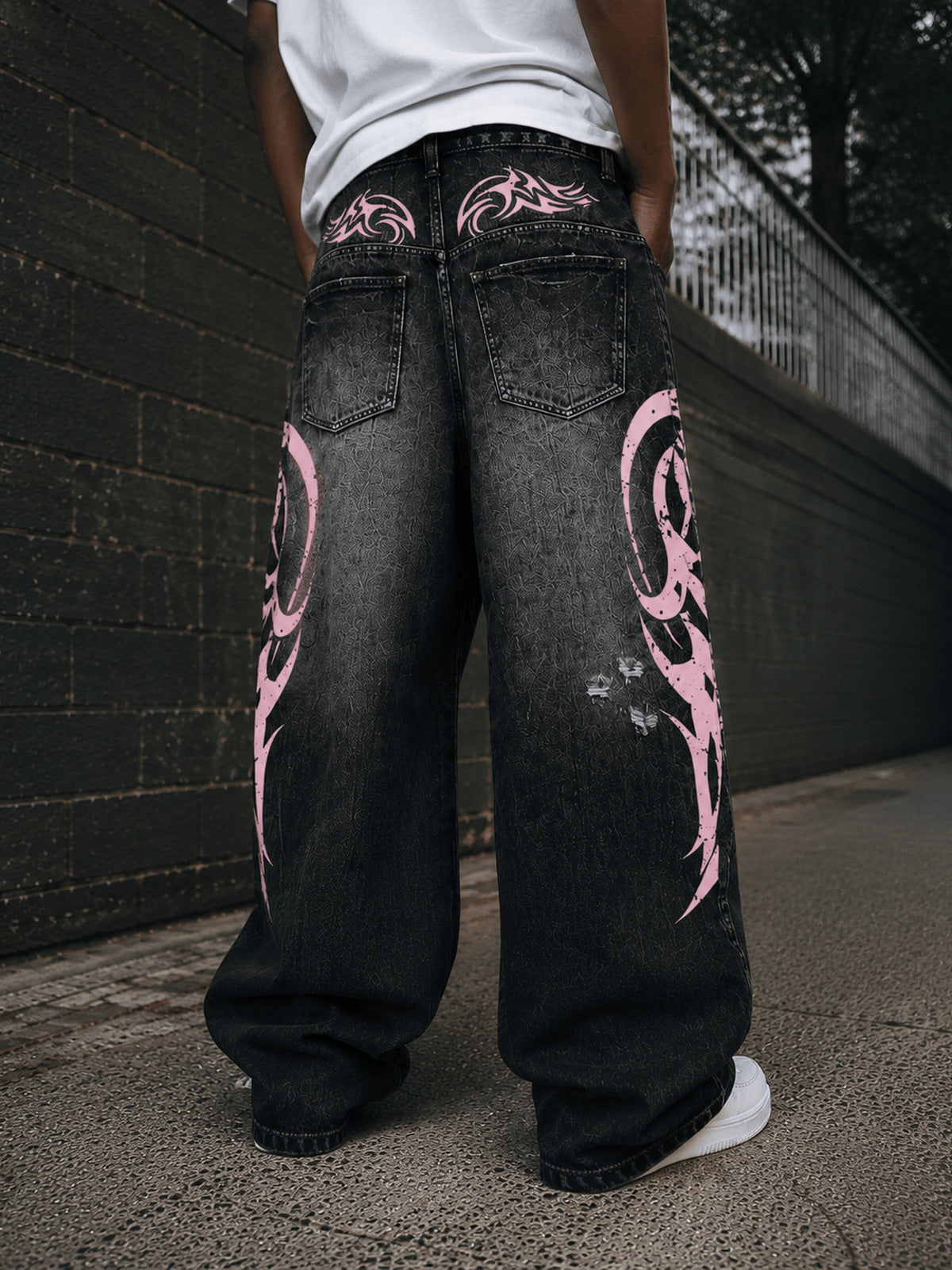 Washed Black Tribal Jeans mit pinkem Print – am Model von hinten, Street | XoKool