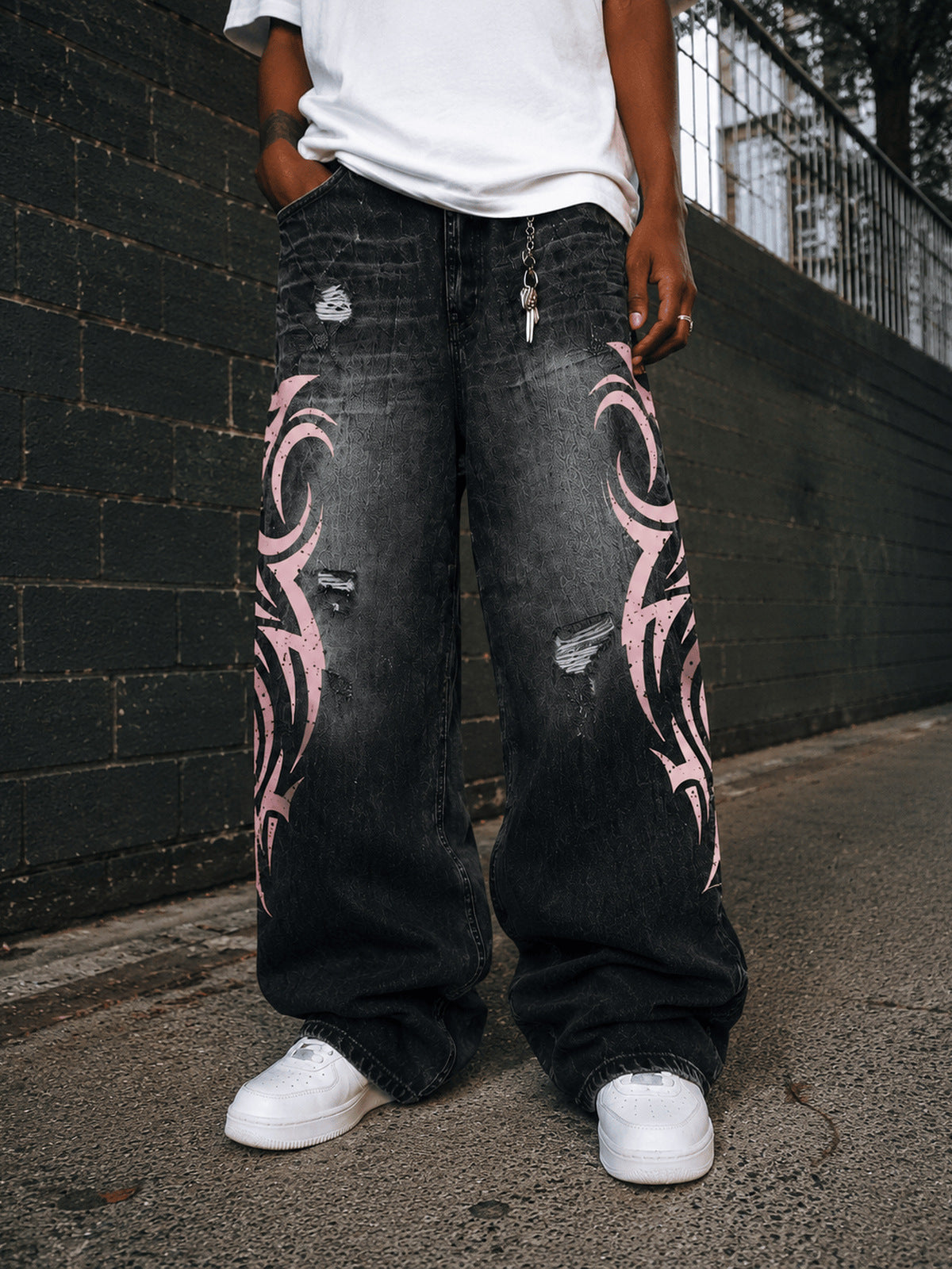 Washed Black Tribal Jeans mit pinkem Print – am Model von vorne, Street | XoKool