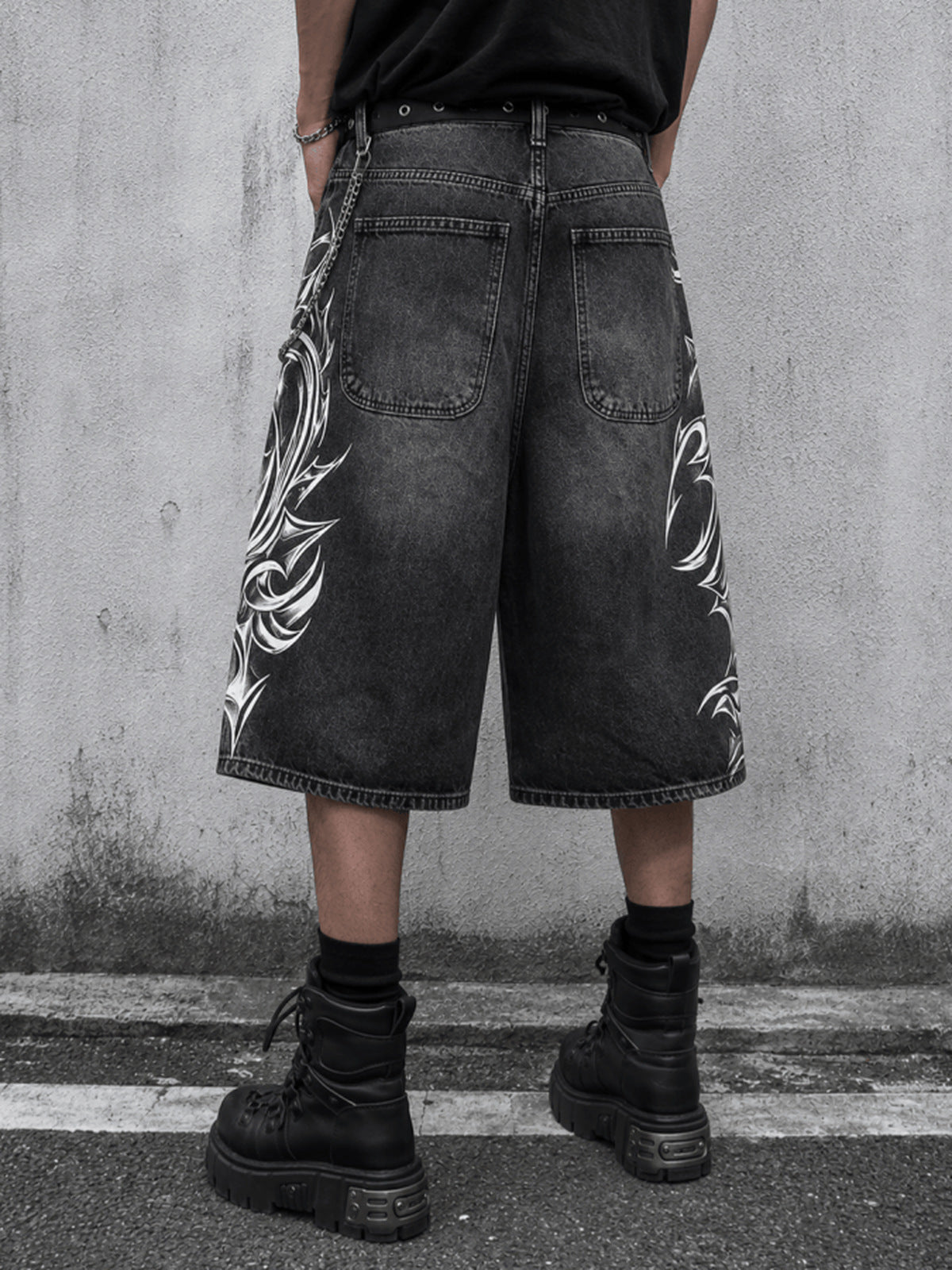 Jorts mit Tribal-Print – am Model, Rückansicht untere Körperhälfte | XoKool