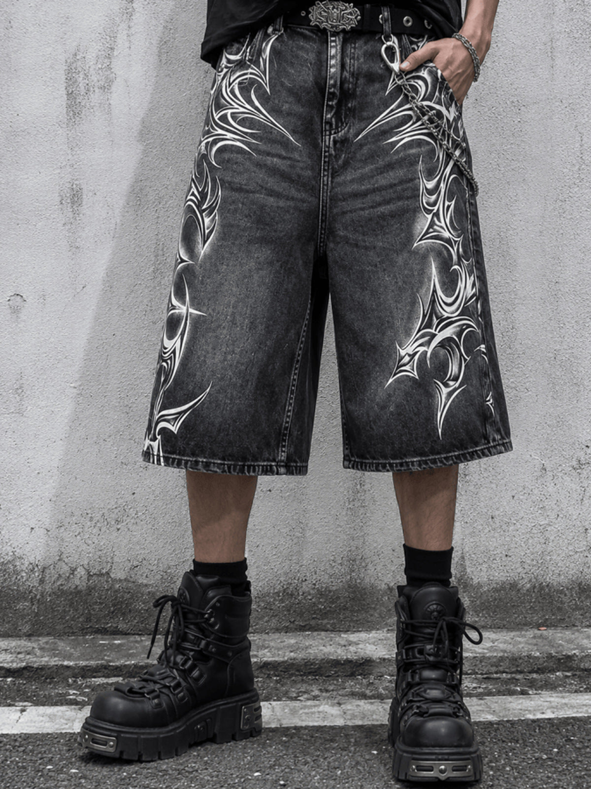 Jorts mit Tribal-Print – am Model, Vorderansicht untere Körperhälfte | XoKool