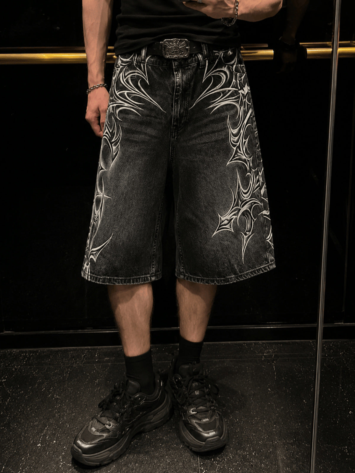 Jorts mit Tribal-Print – am Model, Vorderansicht untere Körperhälfte | XoKool