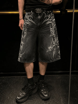 Jorts mit Tribal-Print – am Model, Vorderansicht untere Körperhälfte | XoKool
