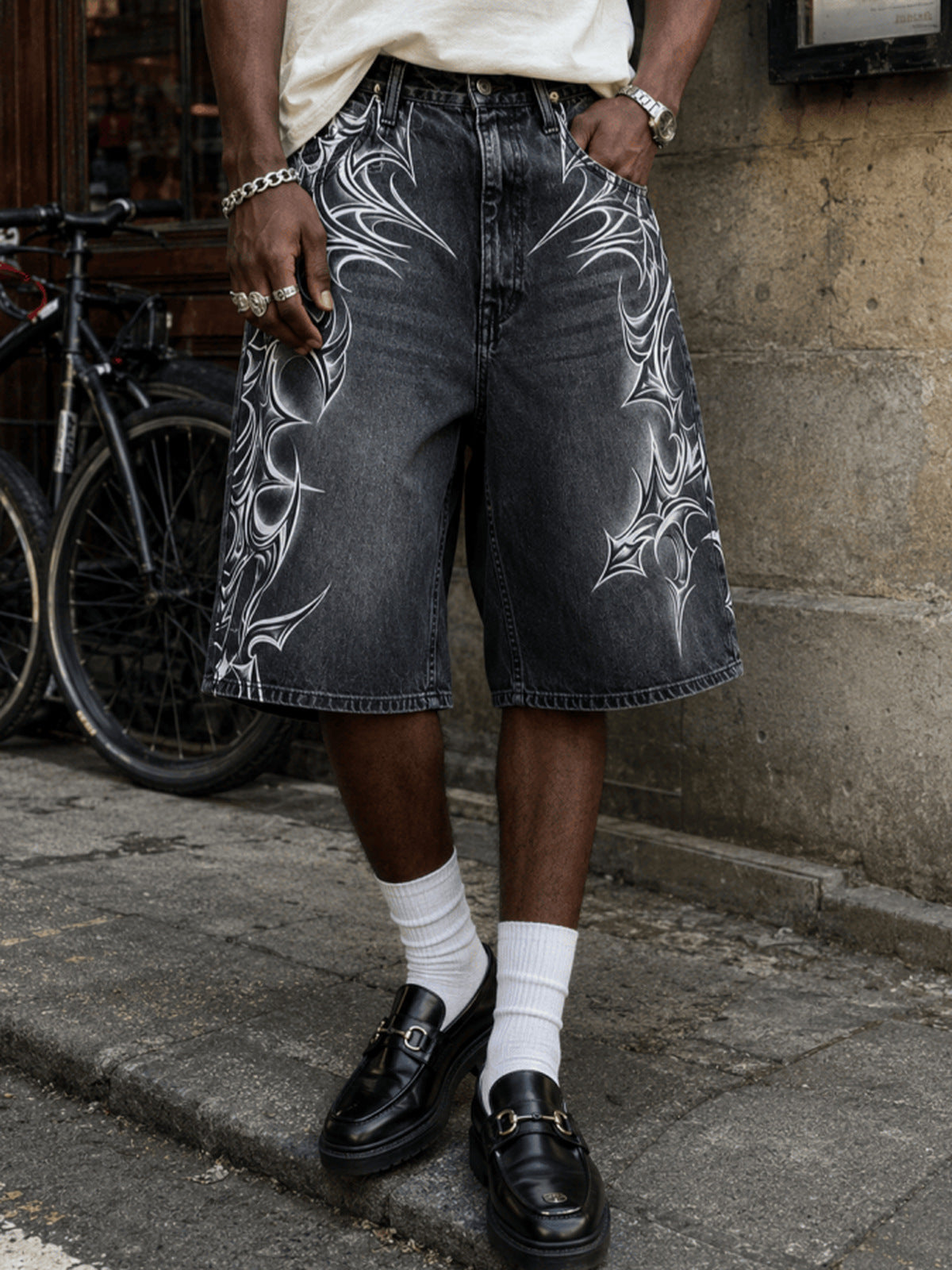 Jorts mit Tribal-Print – am Model, Vorderansicht, Straße | XoKool
