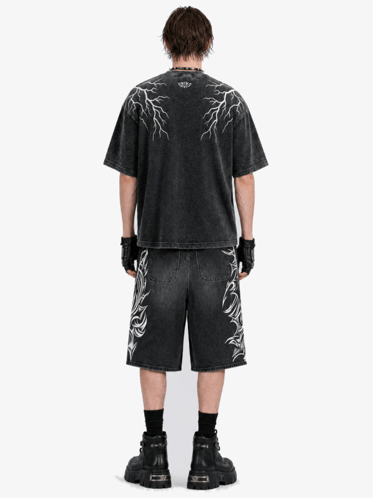 Washed Schwarze Jorts mit Tribal-Print – am Model, Rückansicht ganze Figur | XoKool