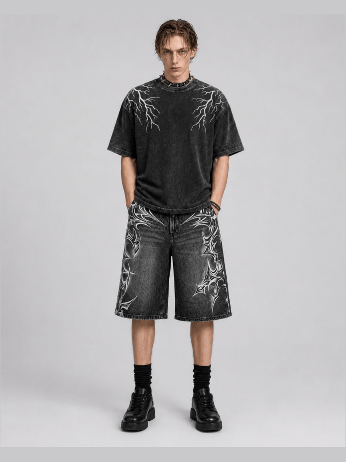 Washed Black Jorts mit Tribal-Print – am Model, Vorderseite im Ganzen | XoKool