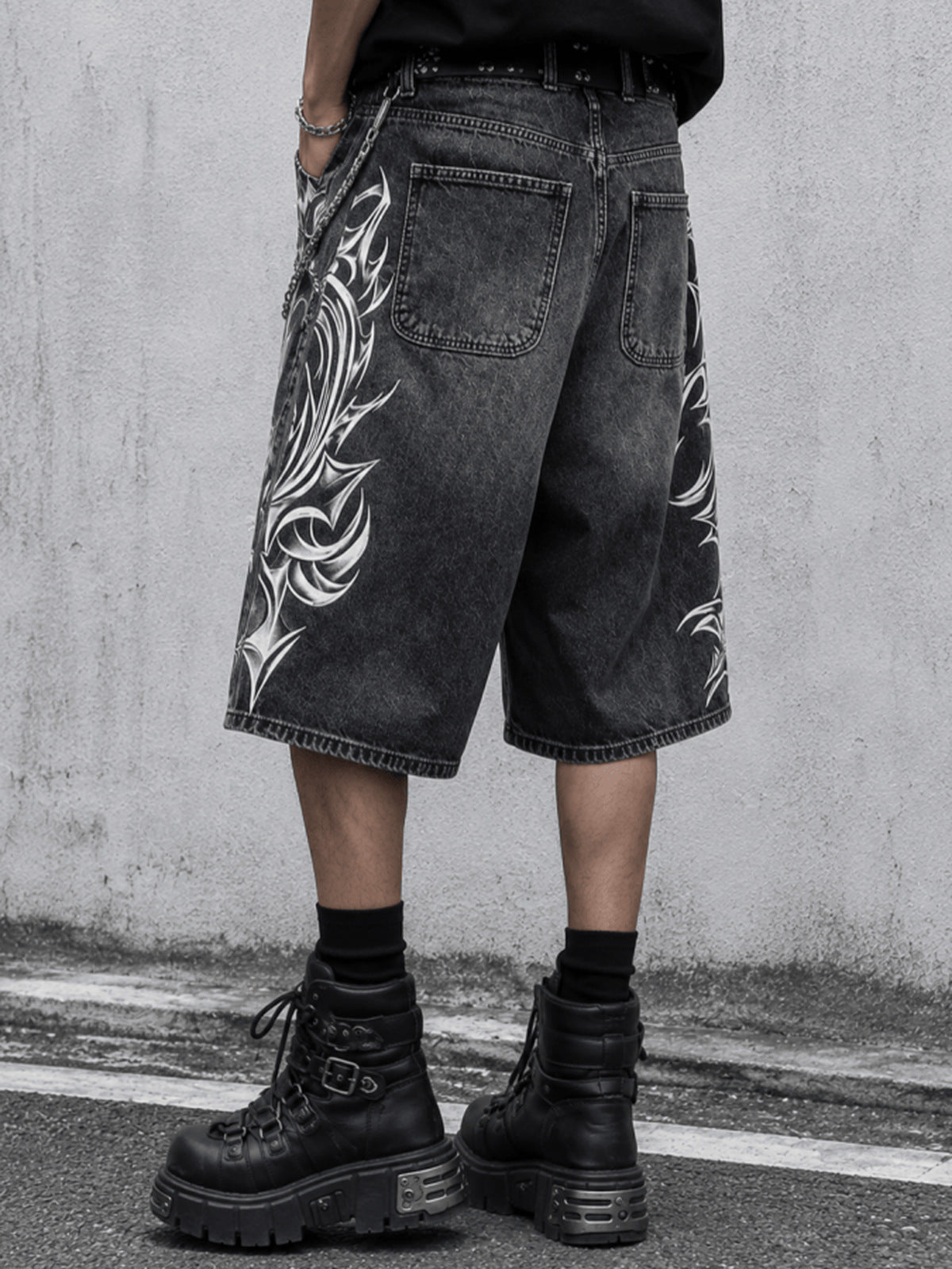 Jorts mit Tribal-Print – am Model, seitliche Rückansicht | XoKool