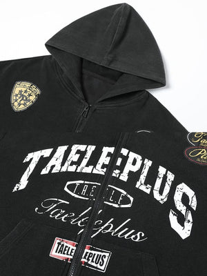 Washed Schwarzer Zip Hoodie mit Varsity-Patches – Nahaufnahme von Schriftzug und Patches | XoKool