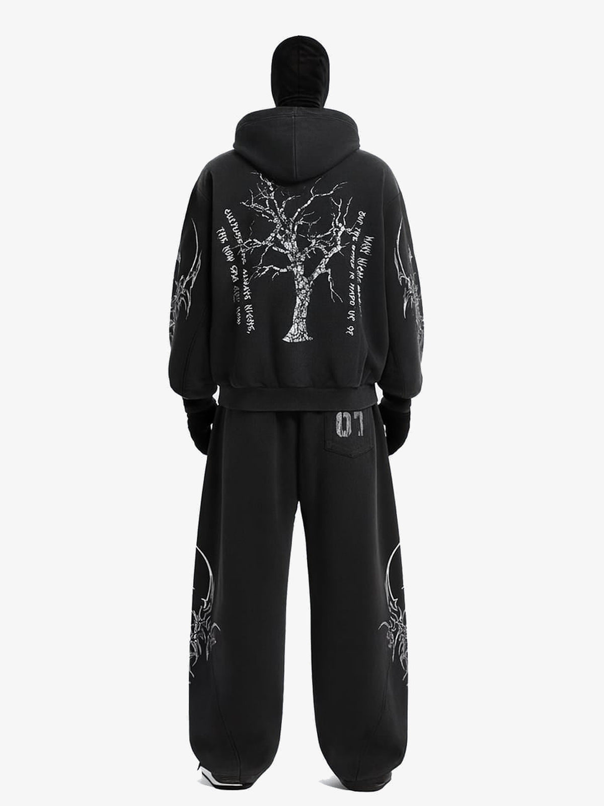 Conjunto de hoodie con cierre y pantalones deportivos negro lavado – en modelo, espalda, conjunto completo | XoKool