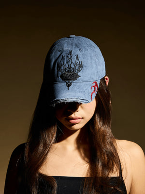 Washed Blaue Cap mit Flammen-Wappen-Stickerei – am Model (Frau), Vorderansicht | XoKool