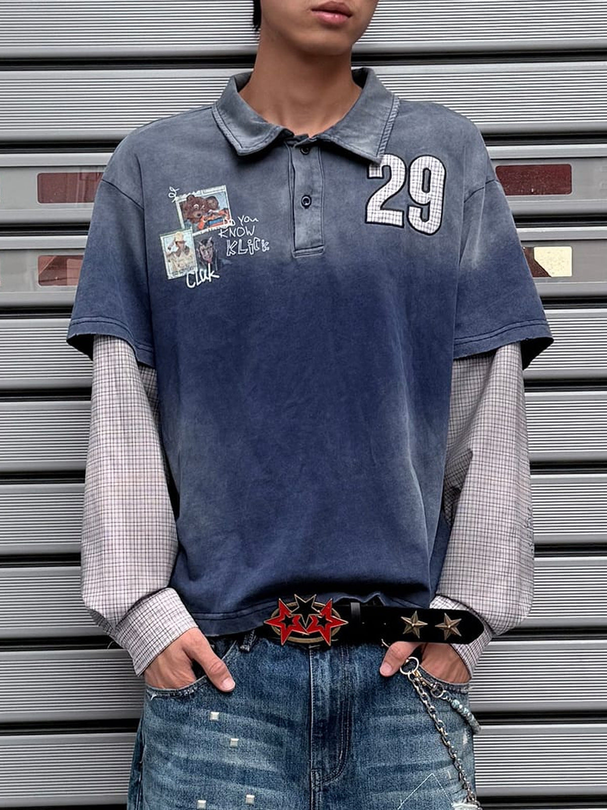 Polo azul efecto lavado en capas con mangas de cuadros y parches – en modelo, frente | XoKool