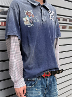 Polo azul efecto lavado en capas con mangas de cuadros y parches – en modelo, frente | XoKool