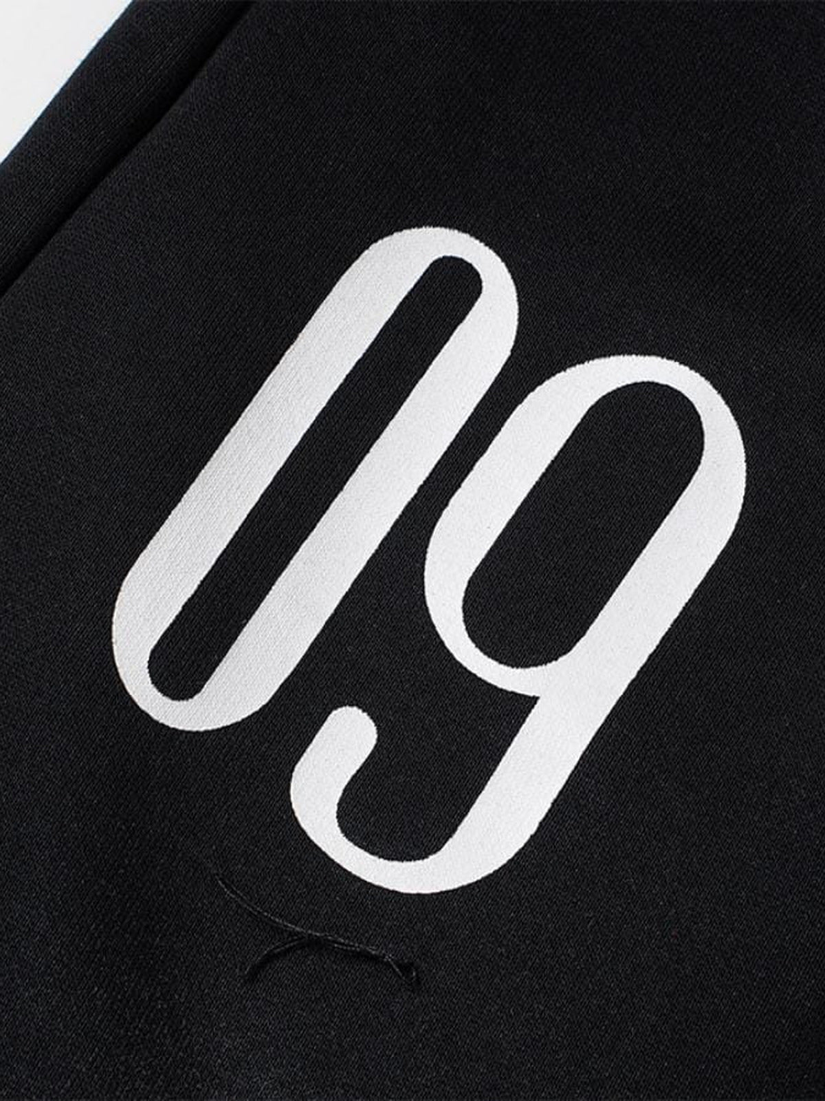 Jogginghose mit Print – Schwarz, Zahlenprint im Detail | XoKool