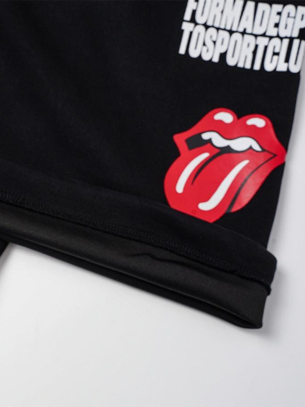 Jogginghose mit Print – Schwarz, Seitenprint und Saum im Detail | XoKool