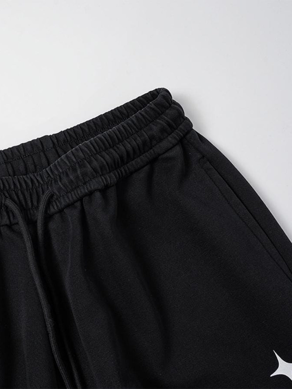 Jogginghose mit Print – Schwarz, Bund im Detail | XoKool
