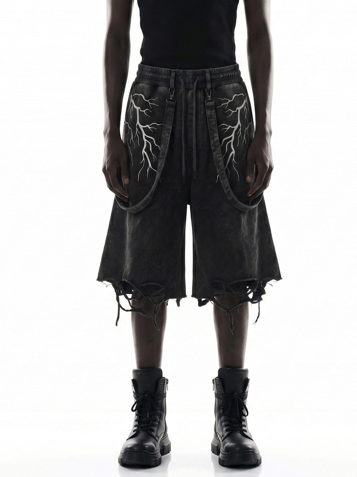 Shorts deportivos con correas y estampado de rayo, efecto lavado – en modelo, frente | XoKool