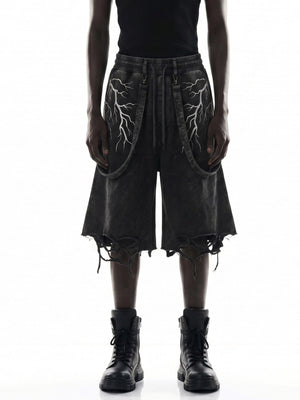 Shorts deportivos con correas y estampado de rayo, efecto lavado – en modelo, frente | XoKool
