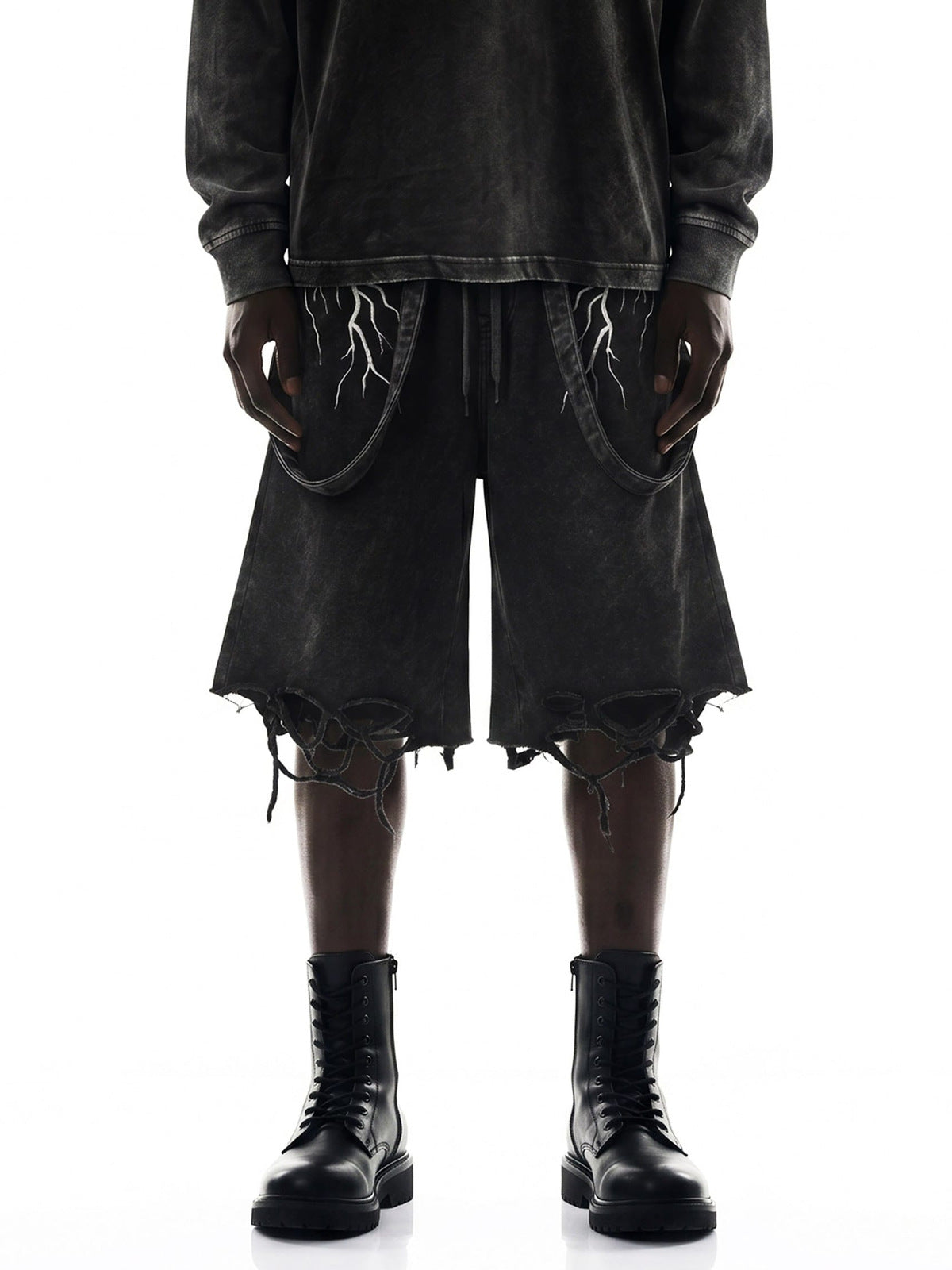 Washed Jogging-Shorts mit Blitz-Grafik und Riemen – am Model, Vorderansicht | XoKool