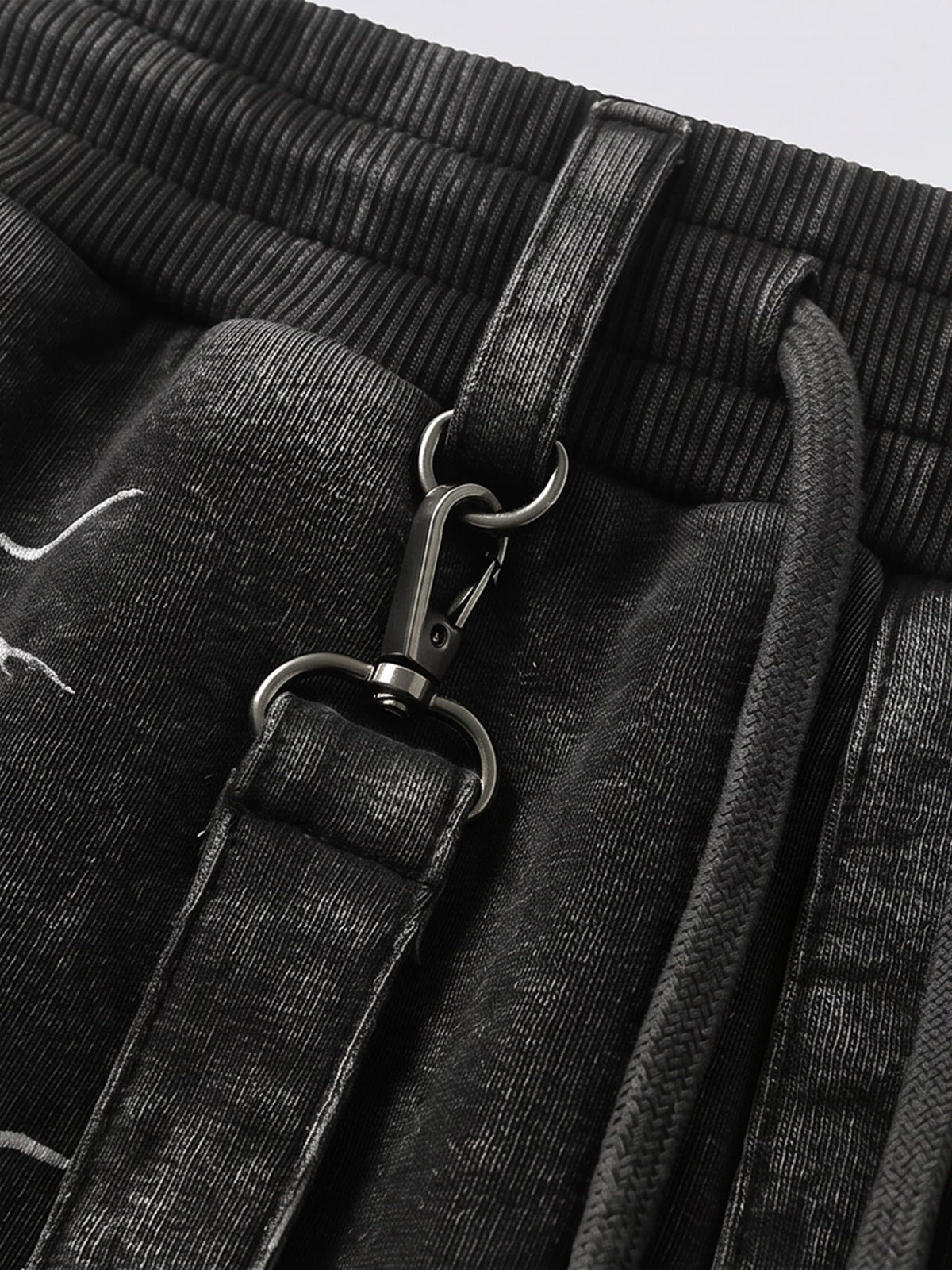 Shorts deportivos con correas – detalle de la cintura y el cierre de la correa | XoKool