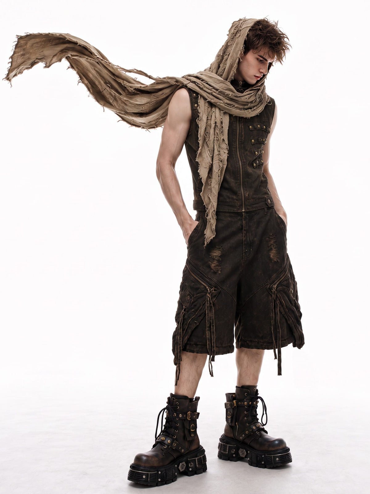 Chaleco punk con tachuelas – en modelo, lateral | XoKool