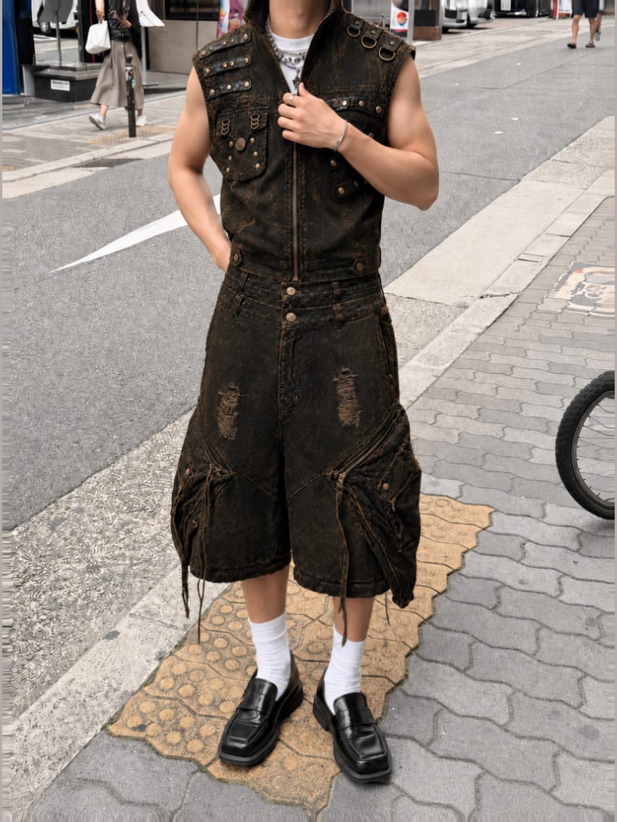 Chaleco punk con tachuelas – en modelo, calle | XoKool
