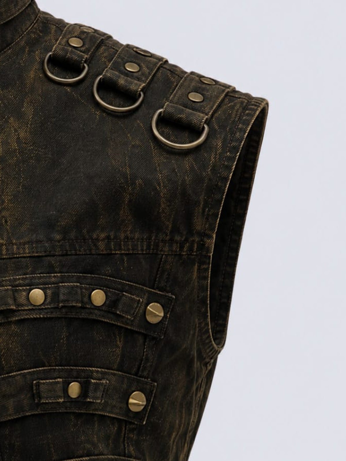 Chaleco punk con tachuelas – detalle de anillas en D en el hombro y correa | XoKool
