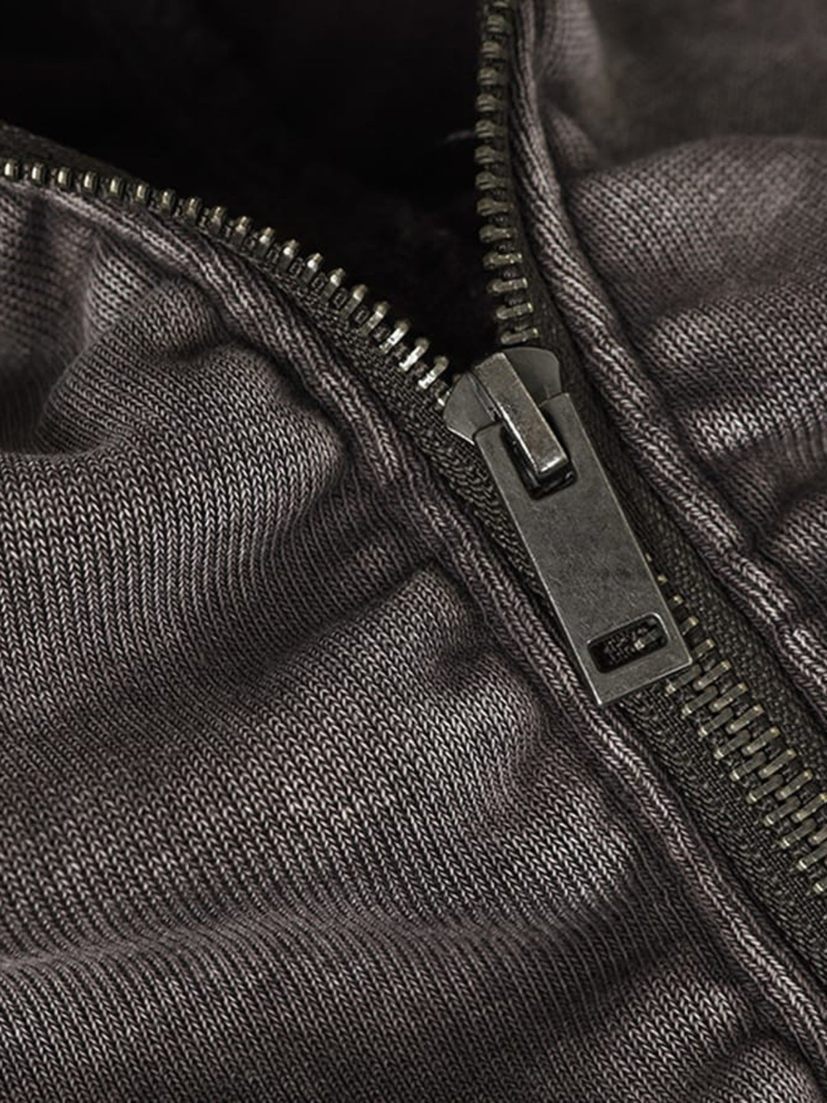 Hoodie zippé marron délavé avec capuche en fausse fourrure – gros plan sur la fermeture et la doublure | XoKool