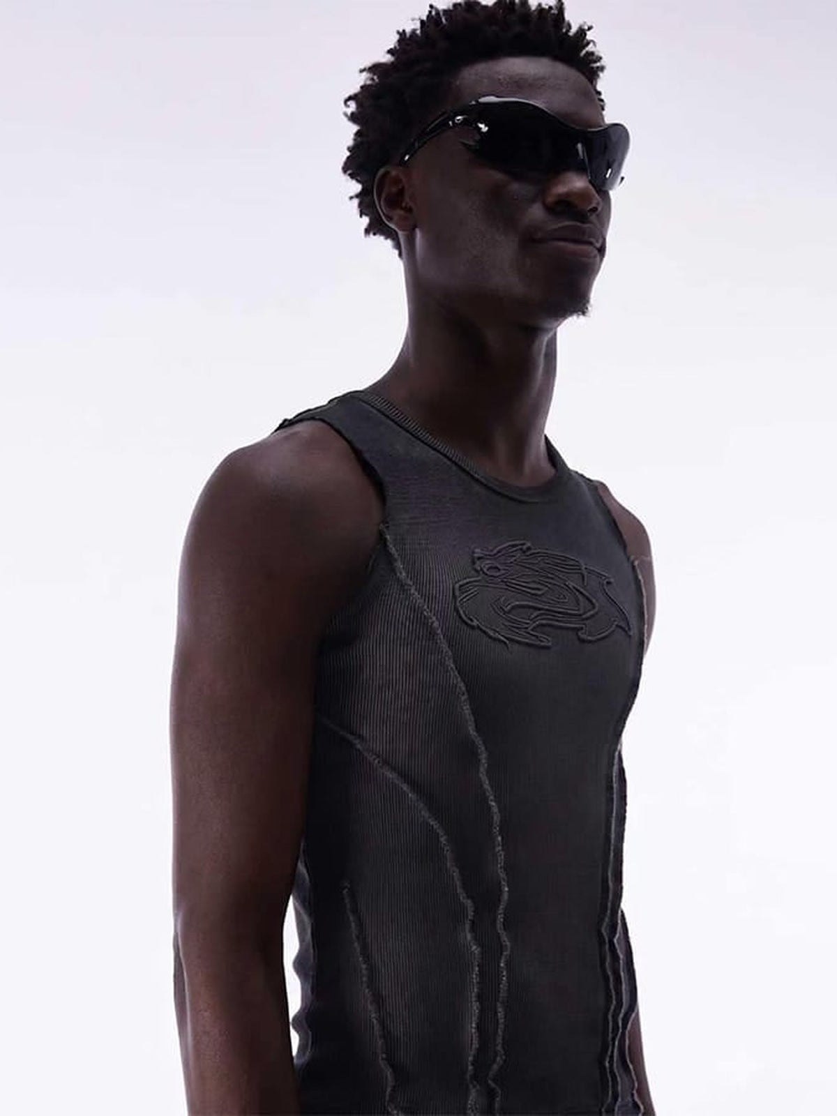 Washed Charcoal Geripptes Tanktop mit offenen Nähten – am Model, Vorderansicht nah | XoKool