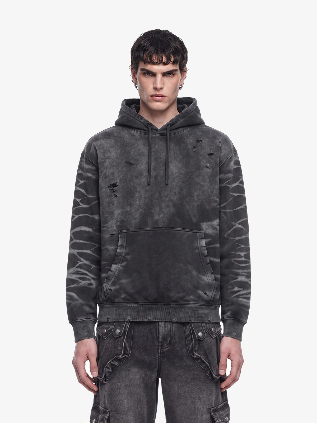 Hoodie roto en gris carbón con efecto lavado y mangas de rayas de tigre – en modelo, frontal | XoKool