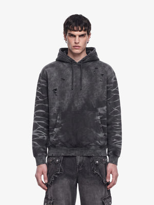 Hoodie roto en gris carbón con efecto lavado y mangas de rayas de tigre – en modelo, frontal | XoKool