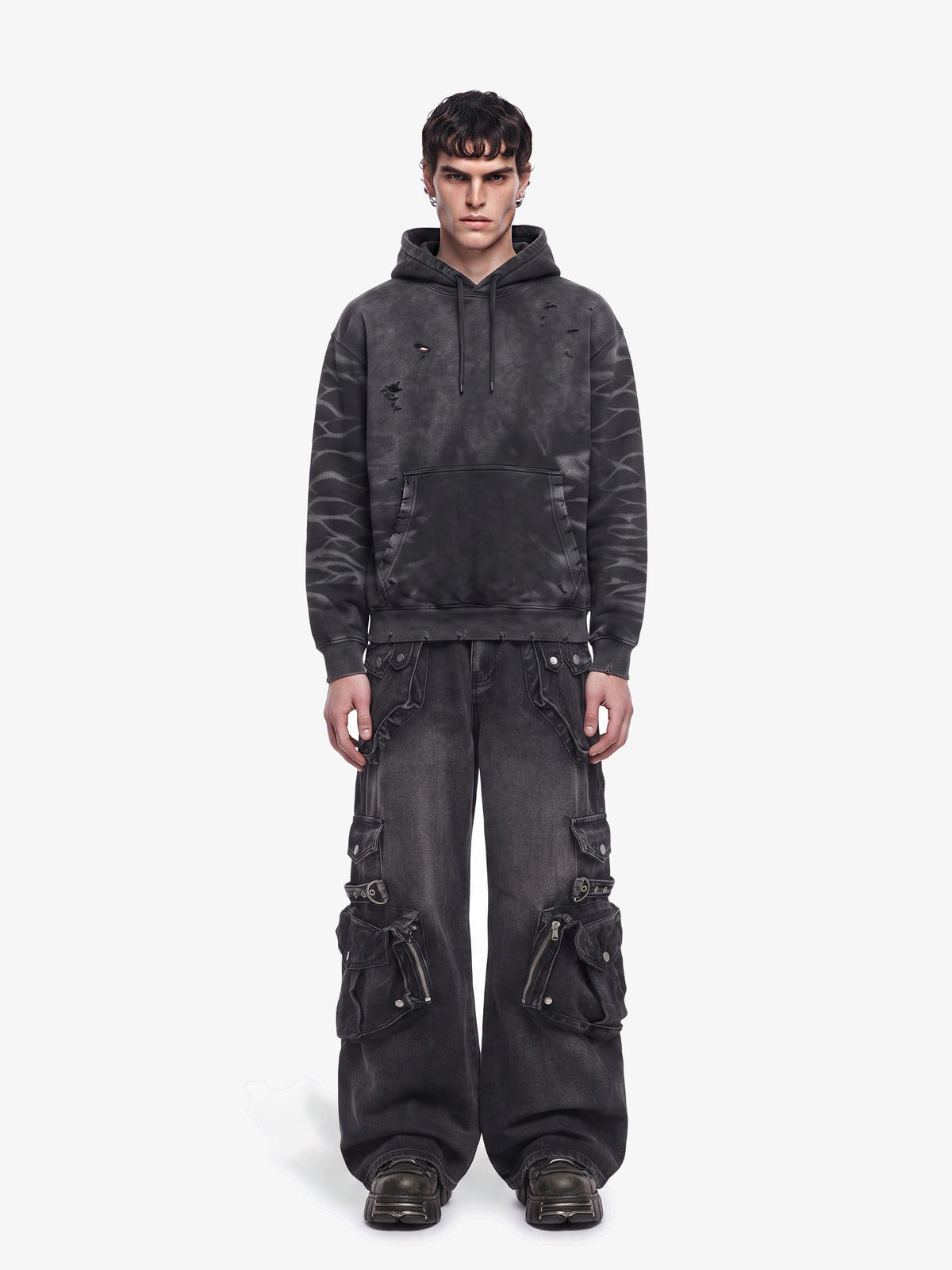 Washed Charcoal Ripped Hoodie mit Tiger-Stripe-Ärmeln – am Model, Ganzkörper | XoKool