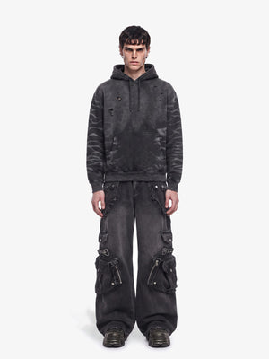 Hoodie roto en gris carbón con efecto lavado y mangas de rayas de tigre – en modelo, cuerpo completo | XoKool