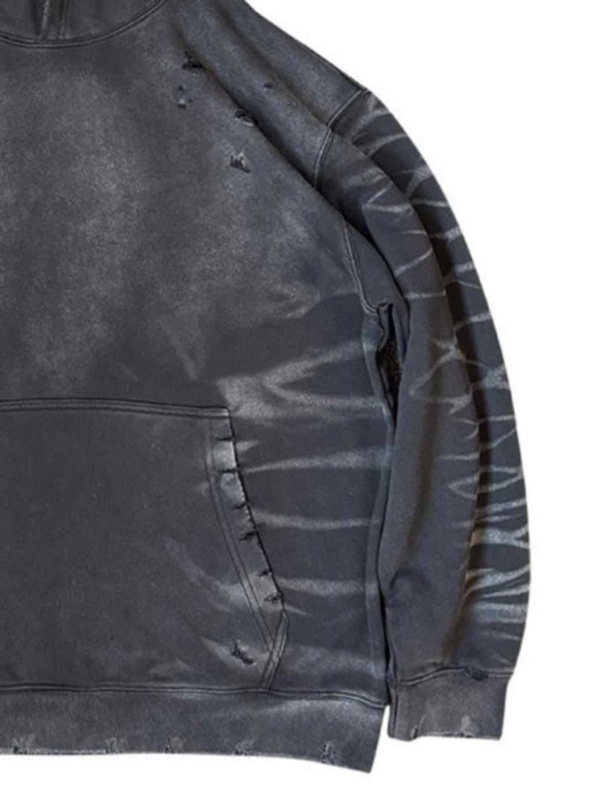 Hoodie roto – detalle del hombro y del bolsillo | XoKool