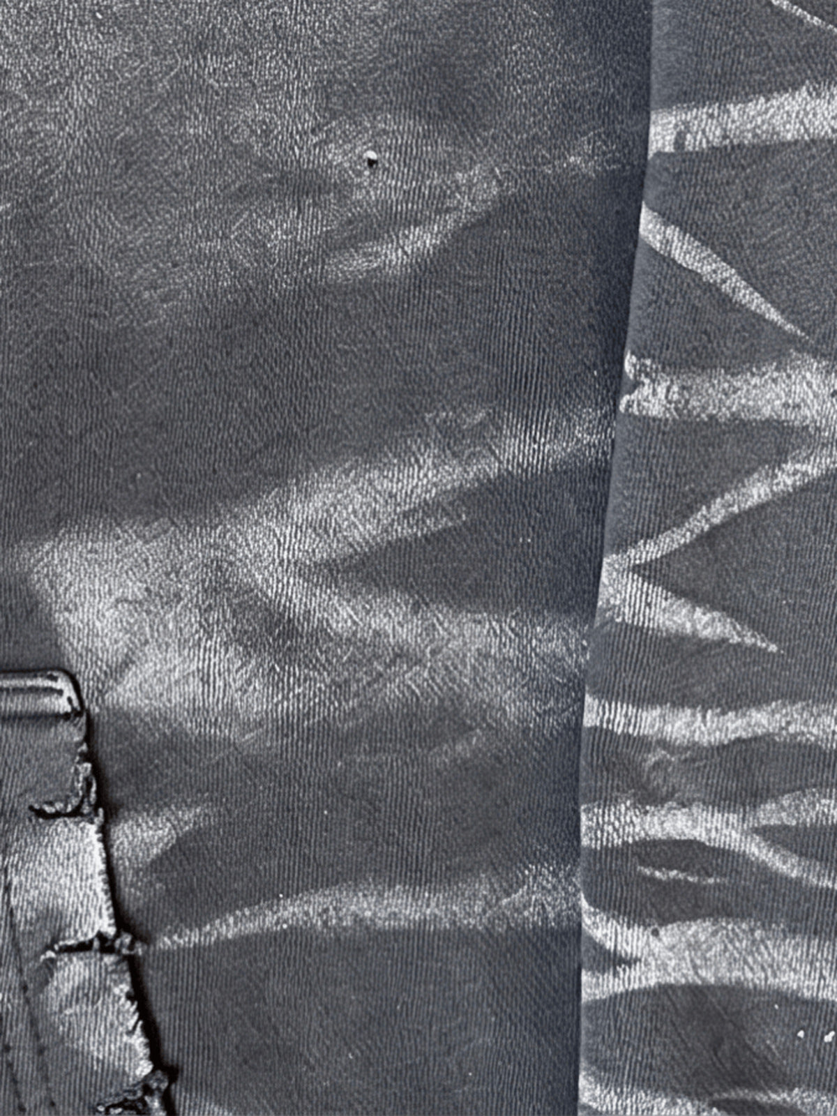 Hoodie roto – detalle de la manga de rayas de tigre y del rotura | XoKool